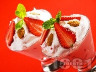 Десерт с пухкав крем от сметана, кисело мляко и ягоди в чаши (без печене)